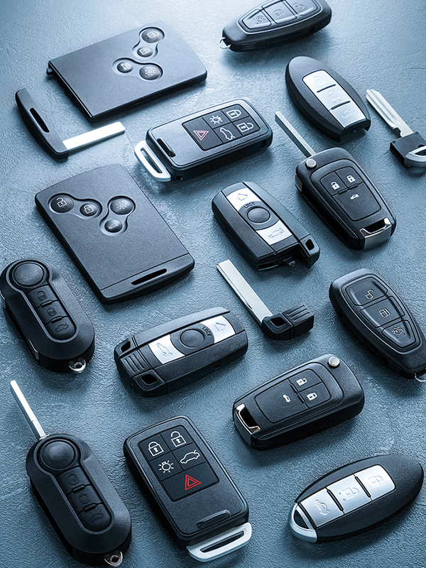 Mandos a distancia y llaves de coche sobre superficie de pizarra