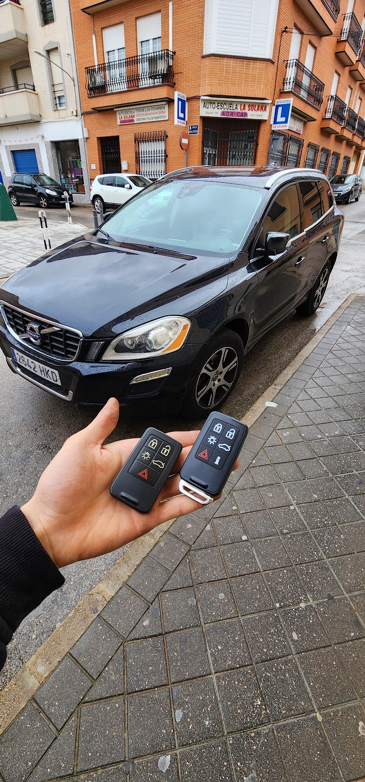 Dos mandos Volvo nuevos junto al SUV negro del cliente