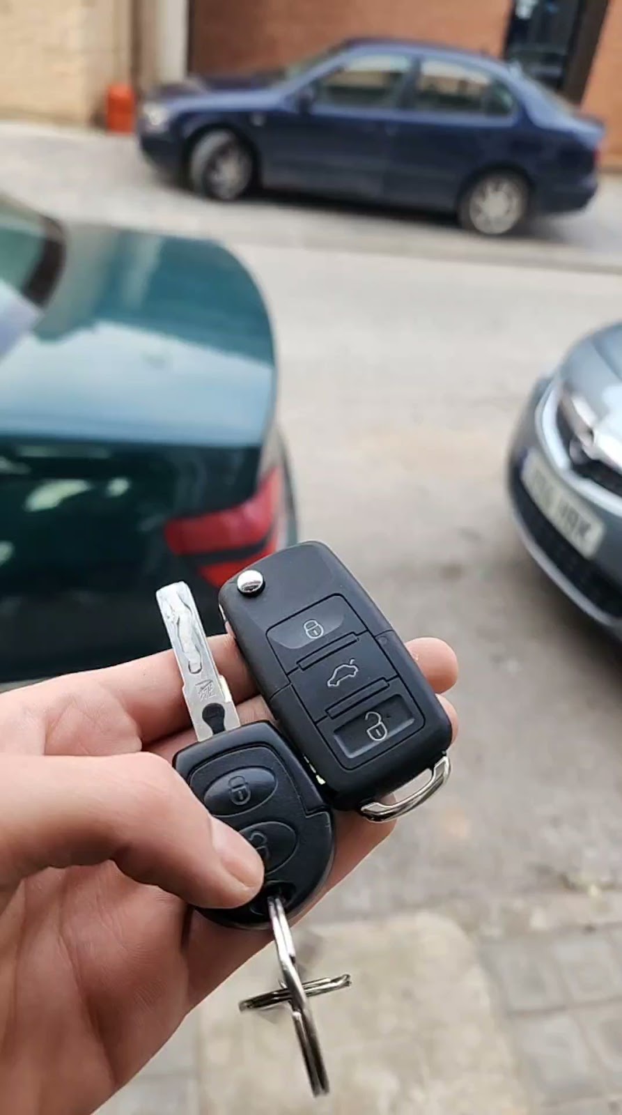 SUV de cliente esperando programación de mando